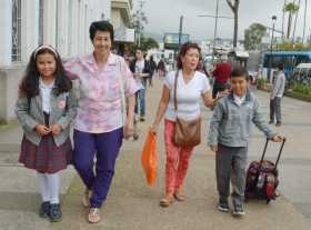 Después de dos años de pandemia, los estudiantes asisten a su primer día de clase sin tapabocas.