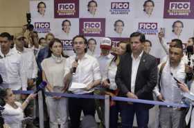 El candidato Federico "Fico" Gutiérrez habla acompañado por su esposa, Margarita Gómez (c-i), y su candidato a la vicepresidenci
