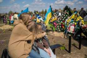Ucrania celebra Día de Difuntos con homenajes a héroes de guerra