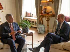 El presidente, Iván Duque, en conversación con el príncipe William, Duque de Cambridge. 