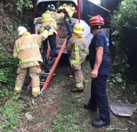 Cinco personas trasladadas a centro asistencial tras accidente de bus que se quedó sin frenos en La Violeta