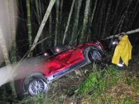 Carro rodó por ladera en Victoria