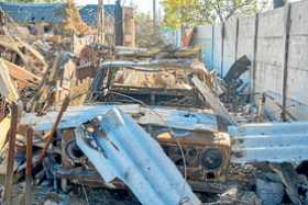 Un automóvil y otros objetos aparecen entre escombros estructurales en la aldea de Cherkaski Tyshky, en las afueras de Kharkiv (
