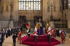 Las calles de Londres se impregnan de solemnidad para despedir a Isabel II