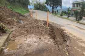 Obras de apertura de una nueva vía en una ladera del cerro Siracusa.