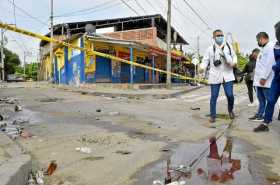 La matanza en Barranquilla fue perpetrada en el barrio Las Flores, un sector cercano a la zona portuaria. Seis personas fueron a