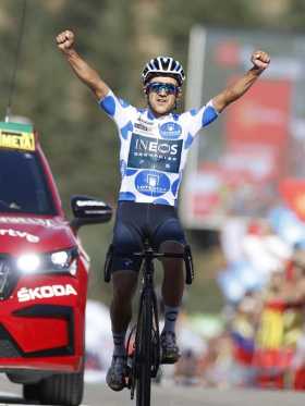 El ciclista ecuatoriano Richard Carapaz (Ineos) vence en la 20ª etapa de la Vuelta 2022 entre Moralzarzal y el Puerto de Navacer