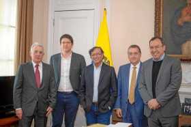 Álvaro Uribe estuvo acompañado en el encuentro por el representante Óscar Darío Pérez y el senador Miguel Uribe, mientras que a 