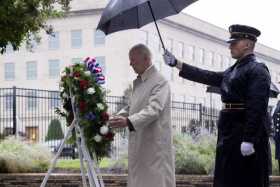 El presidente de los Estados Unidos, Joe Biden (izq.), participa en la colocación de una corona durante una ceremonia de conmemo