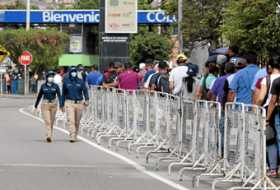 Ciudadanos venezolanos hacen fila para cruzar el punto de control de seguridad fronteriza e ingresar a Colombia por el puente in