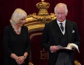 Carlos III dice que seguirá "el ejemplo" de Isabel II al ser proclamado rey