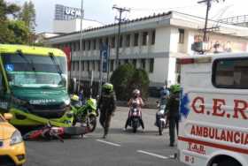 Dos lesionadas en choque de moto y colectivo por la Av. Santander