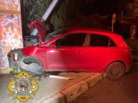 Carro chocó contra un muro en la glorieta San Marcel