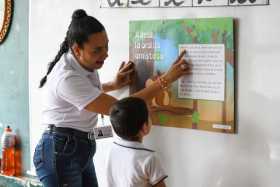 Estudiante del Colegio Malabar aplicando el programa de lectoescritura de la Fundación Luker.
