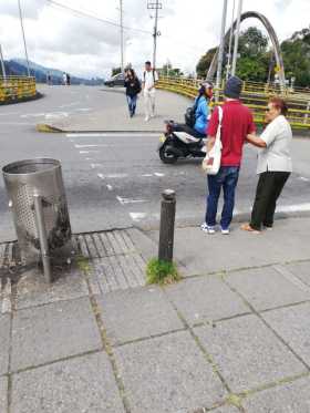 Este cruce es utilizado especialmente por los estudiantes de los colegios y universidades aledañas.