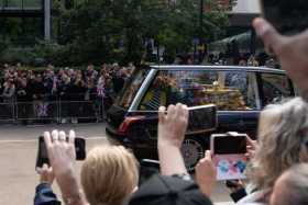 Las personas ven el cortejo fúnebre de la reina Isabel II en Hyde Park Corner en Londres, Gran Bretaña.