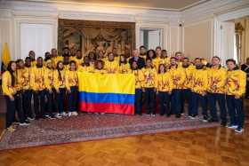 Entrega del Pabellón Nacional a los deportistas que representarán a Colombia en los Juegos Suramericanos en Asunción, Paraguay.