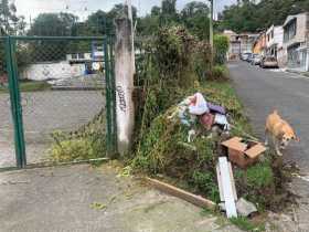 Acumulación de basuras en el barrio La Toscana.