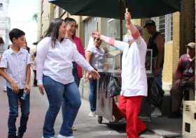 De manera espontánea, doña Ceci Gil Isaza, la mujer de las obleas en la Calle Real de Neira, abrazó efusivamente  a Cristina.
