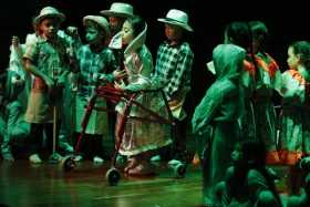 Estudiantes del Liceo Infantil Niños 2000 durante la obra de tetaro Pachamama