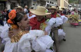 grupo de danza bailando en Salamina 