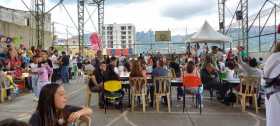 Padres de familia y estudiantes durante la feria de emprendimientos.