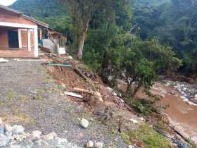 Fotos I Cortesía para LA PATRIA  La escuela de la vereda El Descanso quedó en riesgo de colapso ante el desbordamiento del río S