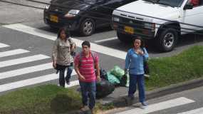 Obstáculo en paso peatonal calle 53 con Avenida Paralela
