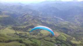 Parapente en El Tambor de La Merced (Caldas)