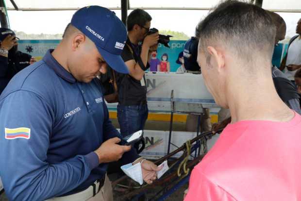 Un grupo de migrantes cruza la frontera en entre Venezuela y Colombia sobre el Puente Internacional Simón Bolívar que une a La P