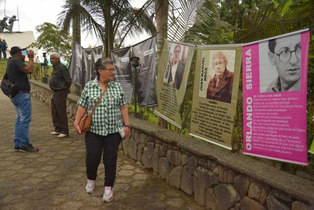 20 pendones con fotos y poemas de escritores se expusieron ayer a la entrada del Monumento.