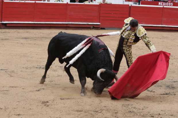 Un natural de Enrique Ponce al toro Canario de la ganadería de Ernesto Gutiérrez, el cual fue indultado. El toreo recibió las do