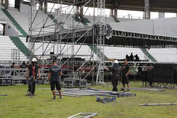 Foto Darío Augusto Cardona | LA PATRIA  Personal especializado adecuaba ayer el escenario para el Cantinazo Mix, en el estadio P