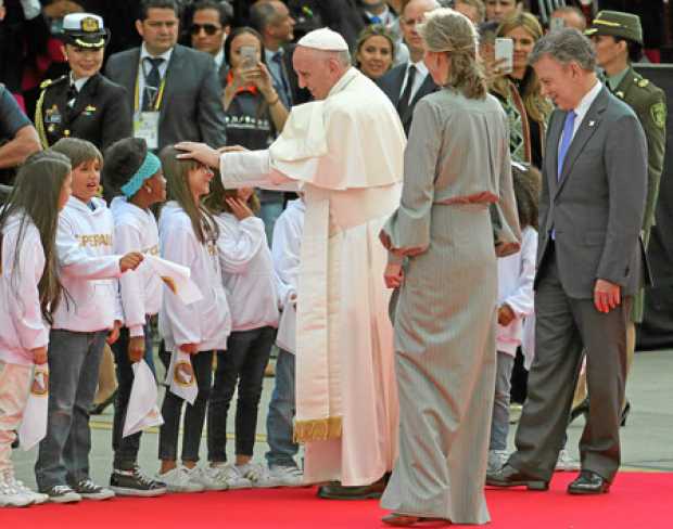 El papa Francisco llegó ayer a Colombia, en donde permanecerá hasta el próximo domingo en un nuevo periplo evangelizador. Viene 