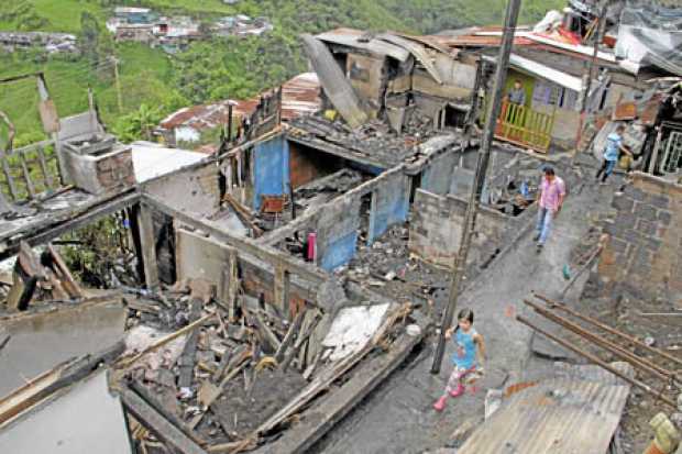 El incendio del pasado lunes en la madrugada dejó 60 personas afectadas en el sector rural de Mateguadua, vereda de Manizales, e