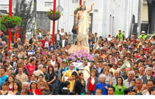 Los católicos celebran hoy, con alegría, la resurrección de Jesucristo, luego de haber tenido que padecer la muerte crucificado en el monte del Calvario. El mensaje de su regreso espiritual a la Tierra da inicio a la Pascua, en el que los fieles empiezan una nueva vida de renovación a la luz de las enseñanzas del Evangelio. Los católicos celebran hoy, con alegría, la resurrección de Jesucristo, luego de haber tenido que padecer la muerte crucificado