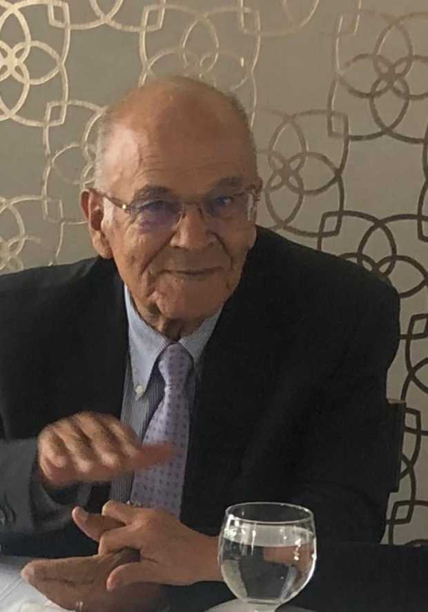 El abogado Óscar González Salazar formó a generaciones de colegas, orientó a decenas de gobernantes y él mismo estuvo encargado del Gobierno de Caldas. Su ponderación, conocimiento y probidad lo muestran como gran ejemplo para las nuevas generaciones. Paz en su tumba. El abogado Óscar González Salazar formó a generaciones de colegas, orientó a decenas de gobernantes y él mismo estuvo encargado