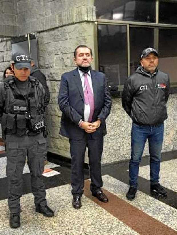Acusado de delitos como concierto para delinquir, interés indebido en la celebración de contratos, peculado, concusión y estafa,