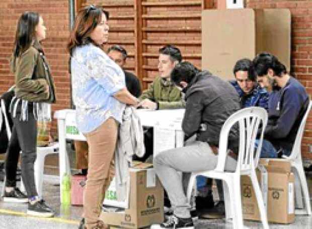 Cerca de 39 millones de colombianos están habilitados para votar hoy, de acuerdo con el censo electoral, en desarrollo de la segunda vuelta presidencial, en la que los candidatos Rodolfo Hernández y Gustavo Petro se disputan la posibilidad de llegar a la Casa de Nariño. Como se dice, ya la suerte está echada. Se espera que sea una jornada tranquila, transparente y con una masiva participación de votantes. Se espera que la Registraduría Nacional del Estado Civil entregue resultados definitivos antes de las 6:00 p.m. Cerca de 39 millones de colombianos están habilitados para votar hoy, de acuerdo con el censo electoral, en desarrollo de la seg