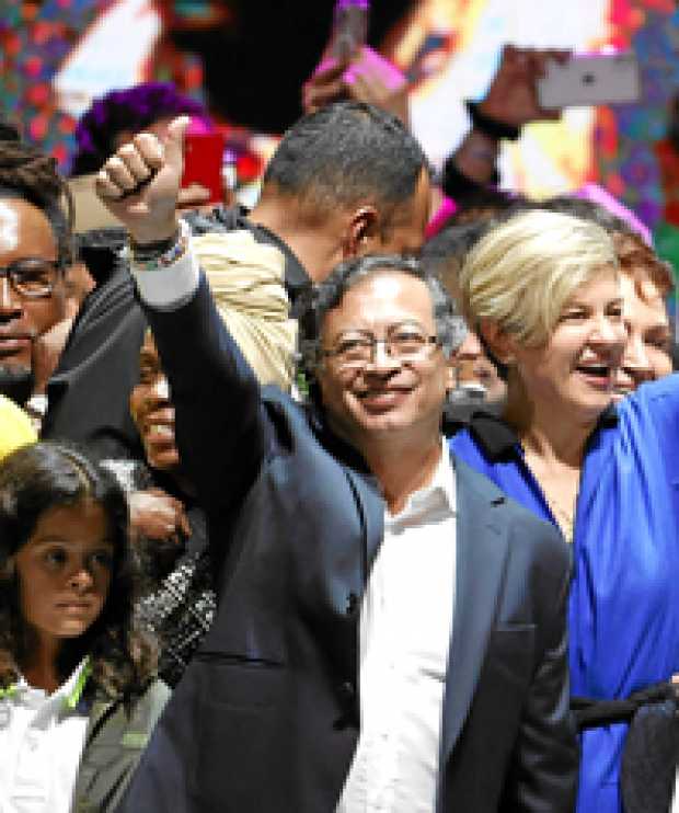 Con 11 millones 277.905 votos, el izquierdista Gustavo Petro se convirtió ayer en el nuevo presidente de Colombia, al superar a 