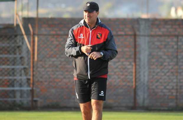 La Federación Colombiana de Fútbol (FCF) oficializó el nombramiento de Néstor Lorenzo como nuevo técnico de la Selección de Fútbol de Mayores, con la misión de clasificar al equipo al Mundial de Estados Unidos - Canadá - México de 2026. Lorenzo, de 56 años, fue asistente de José Pékerman en la tricolor, y conoce a los jugadores colombianos, por lo que se espera que pueda dejar atrás el fracaso en la eliminatoria a Catar 2022. La Federación Colombiana de Fútbol (FCF) oficializó el nombramiento de Néstor Lorenzo como nuevo técnico de la Selección de Fútb