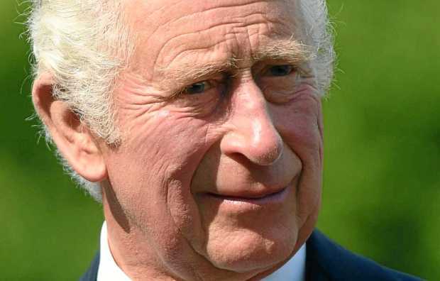 Tras la muerte el pasado jueves de la Reina Isabel II, ayer asumió la Corona Inglesa su hijo Carlos, quien ostentaba la dignidad