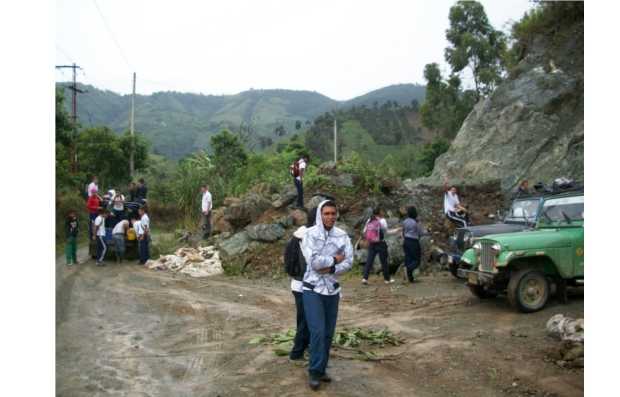 Los estudiantes de la I.E. Fortunato Gaviria temen por una posible erupción. Aseguraron que de ocurrir la explosión, se quedarían sin vías para desplazarse al colegio.