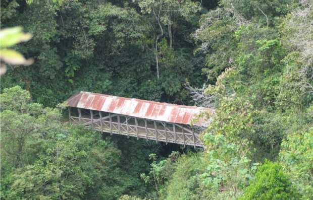 El antes del puente de madera sobre la quebrada San Narciso, en Neira, en el antiguo camino de La Moravia.