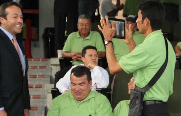 Aprovechando las tabletas Foto | Darío A. Cardona | LA PATRIA Durante la reunión del pasado lunes con el gerente de la Federación Nacional de Cafeteros, Luis Genaro Muñoz, miembros de los comités municipales estrenaron sus nuevas tabletas que les han entregado los directivos del gremio, con el objetivo de manejar mejor las finanzas de sus fincas, a través del programa "Mis costos en línea". Algunos aprovecharon sus otras herramientas tomándole fotos al miembro del Comité de Cafeteros de Caldas Ricardo Sánchez Prieto.