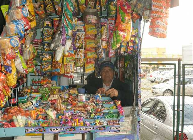 Atrincherados en los puestos de dulces