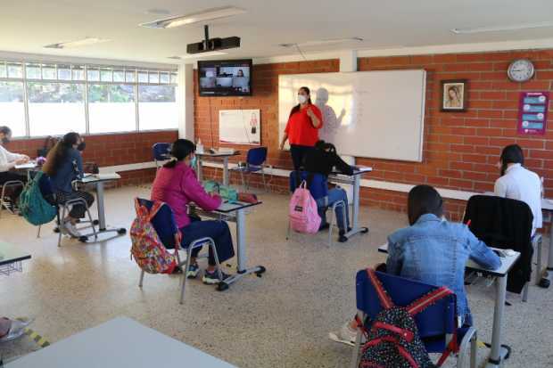 El Smart Campus (aula inteligente) es un equipamiento tecnológico que apoya el aprendizaje de los estudiantes de la red Aspaen a