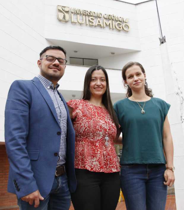 Giovanny Arias Cerquera, Coordinador del Área de Idiomas, Natalia Andrea Toro Zuluaga, Coordinadora Académica y la docente Alexa