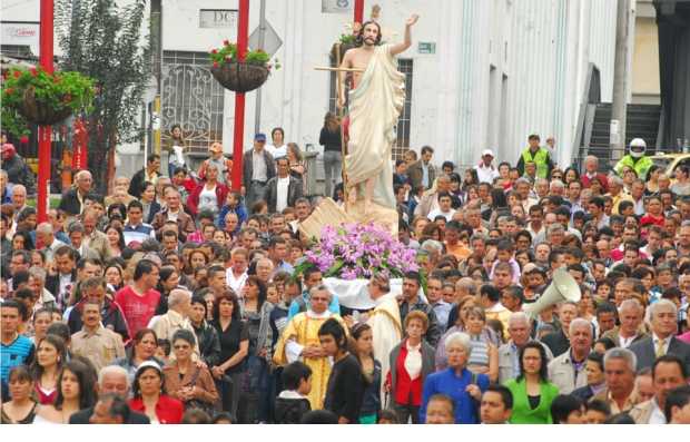 Después de cuatro días de reflexiones y oración los católicos celebraron ayer la Resurrección de Jesús, con lo que culmina la Semana Santa. Almas renovadas, igual que algunas imágenes como esta de la parroquia de La Inmaculada Concepción en Manizales, se vieron en otros municipios de Caldas.