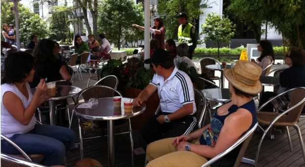 Foto | Fernando Ramírez | LA PATRIA 150 funcionarios de la Alcaldía de Manizales y 21 policías salieron ayer a sitios estratégicos para dar información sobre qué hacer en caso de una erupción o caída de ceniza.